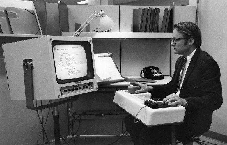 Bill English (człowiek, który wynalazł komputerową myszkę) szykuje się do prezentacji The Mother of All Demos, 1968