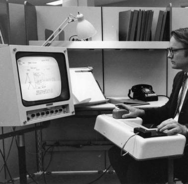 Bill English (człowiek, który wynalazł komputerową myszkę) szykuje się do prezentacji "The Mother of All Demos", 1968