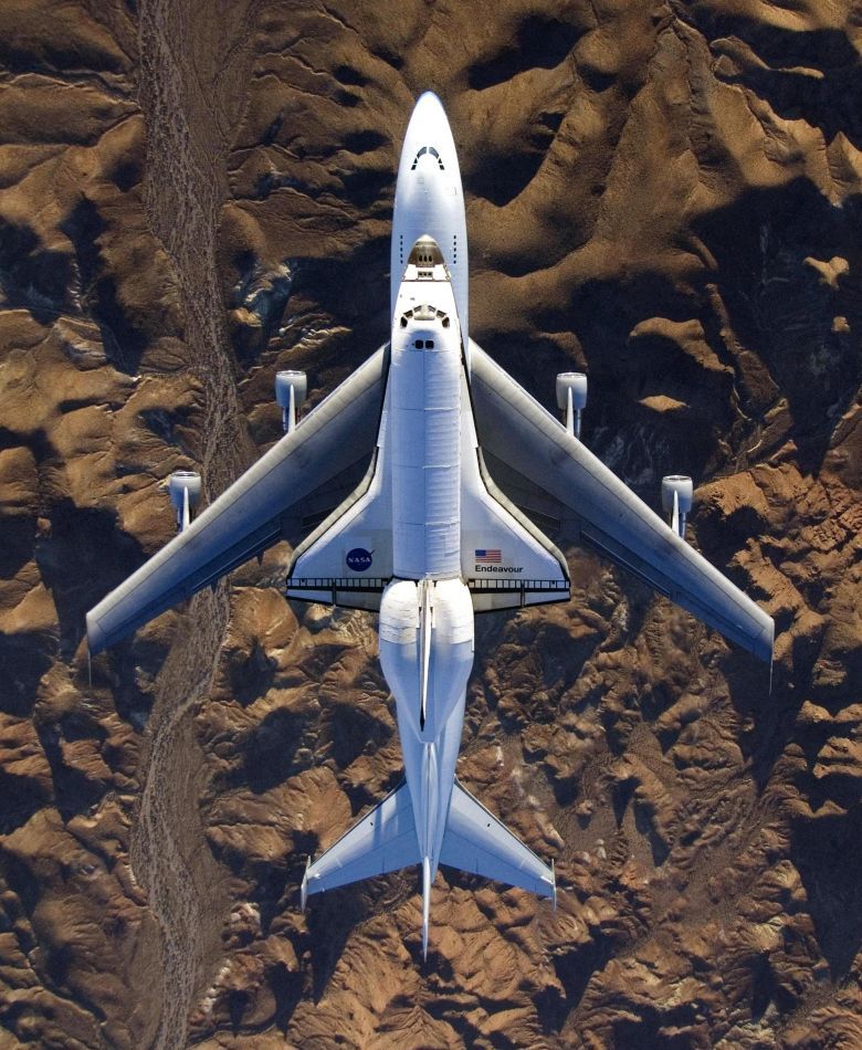Prom Endeavour na pokładzie Boeinga 747 nad kalifornijską pustynią Mojave w drodze powrotnej do Centrum Kosmicznego Kennedy'ego