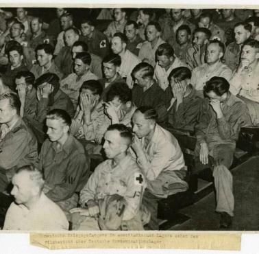 Amerykanie puszczają żołnierzom Wehrmachtu filmy z niemieckich obozów koncentracyjnych, 1945