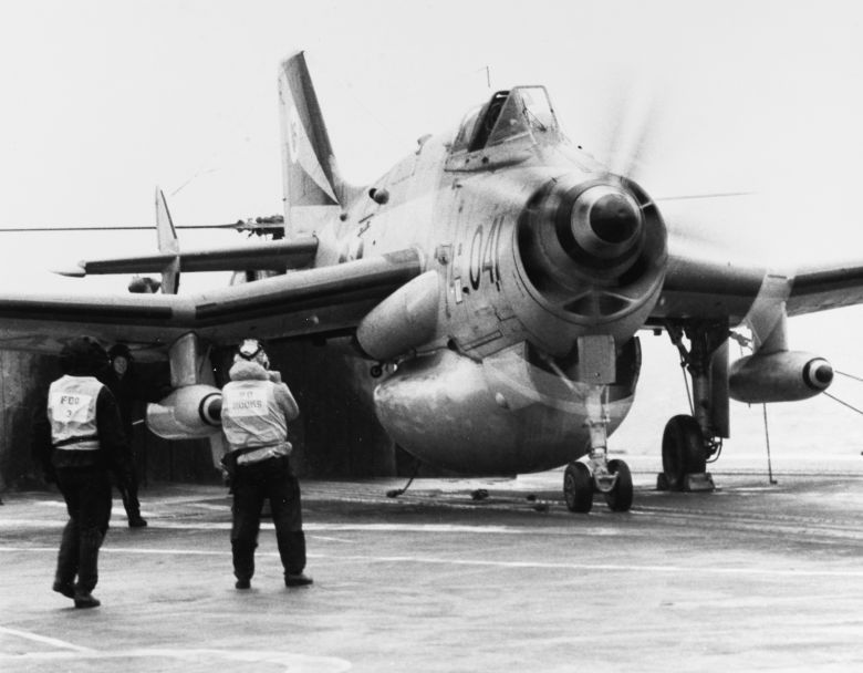 Brytyjski samolot Fairey Gannet Gannet AEW. 3 na pokładzie lotniskowca HMS Ark Royal, północny Atlantyk, 1 września 1978