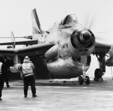 Brytyjski samolot Fairey Gannet Gannet AEW. 3 na pokładzie lotniskowca HMS Ark Royal, północny Atlantyk, 1 września 1978