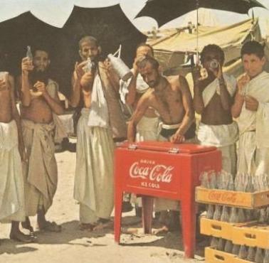 Święte miasto islamu - Mekka (Makka al-Mukarrama), pielgrzymi chłodzą się Coca-colą, 1953