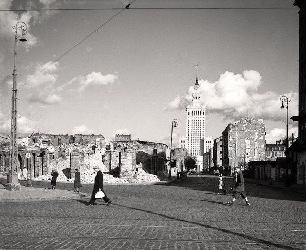 Widok z ulicy Twardej i Złotej na symbol sowieckiej okupacji - Pałac Kultury i Nauki, Warszawa, 1957