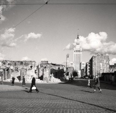 Widok z ulicy Twardej i Złotej na symbol sowieckiej okupacji - Pałac Kultury i Nauki, Warszawa, 1957