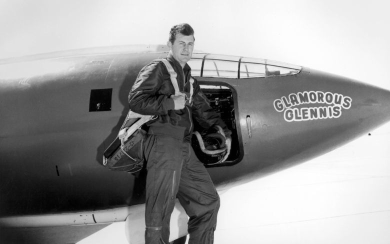 Chuck Yeager na tle naddźwiękowego samolotu badawczego X-1 w 1947 roku