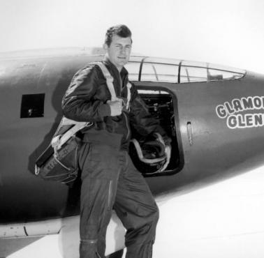 Chuck Yeager na tle naddźwiękowego samolotu badawczego X-1 w 1947 roku