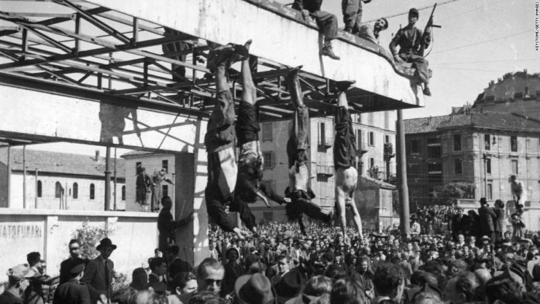 Ciała m.in. Mussoliniego i jego kochanki Clary Petacci wiszą na stacji benzynowej w Mediolanie, 1945