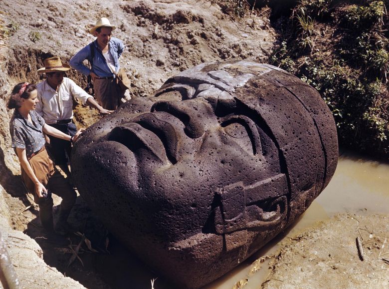 Archeolodzy oglądają kamienną głowę Olmeca w La Venta, Meksyk, 1947