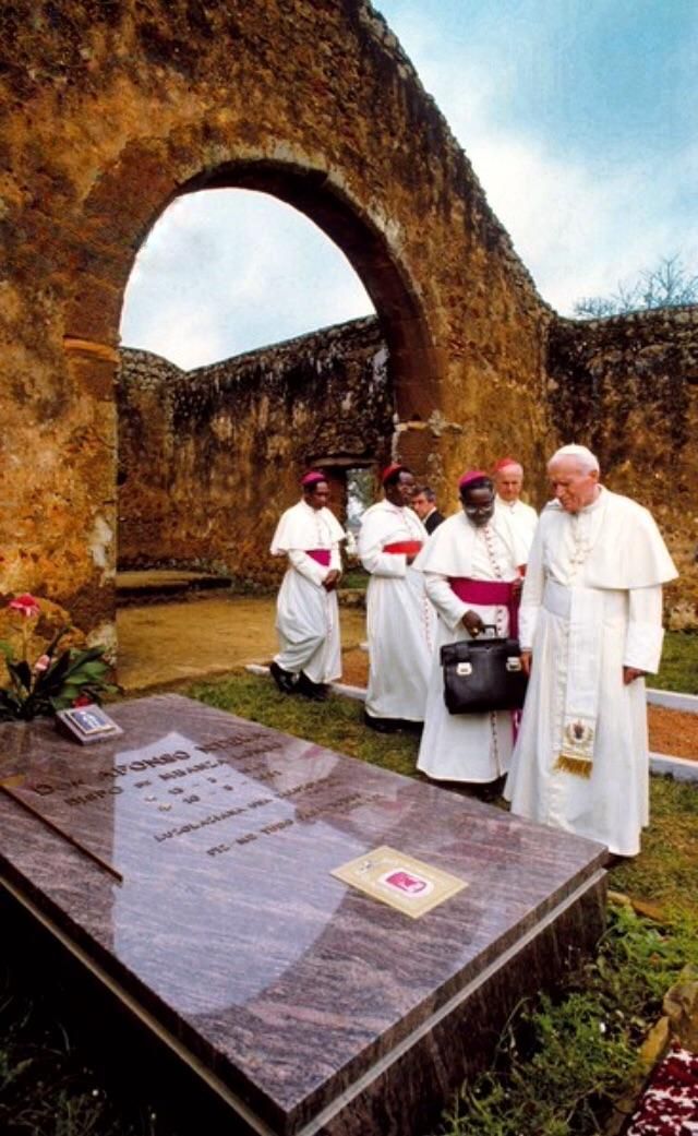 Papież Jan Paweł II z wizytą w najstarszej katedrze (Świętego Zbawiciela powstała w 1678 roku) w Afryce Subsaharyjskiej, Angola