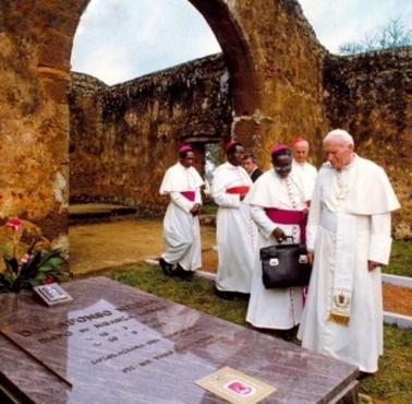 Papież Jan Paweł II z wizytą w najstarszej katedrze (Świętego Zbawiciela powstała w 1678 roku) w Afryce Subsaharyjskiej, Angola