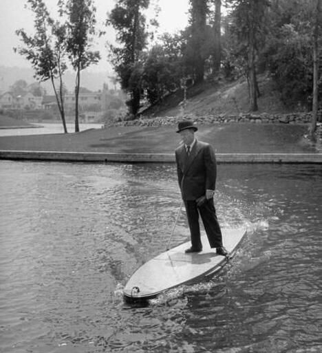 Mężczyzna w garniturze na desce surfingowej z napędem silnikowym, 1948