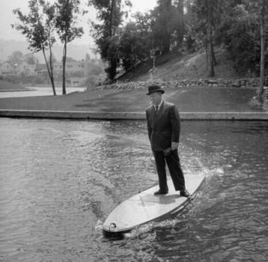 Mężczyzna w garniturze na desce surfingowej z napędem silnikowym, 1948