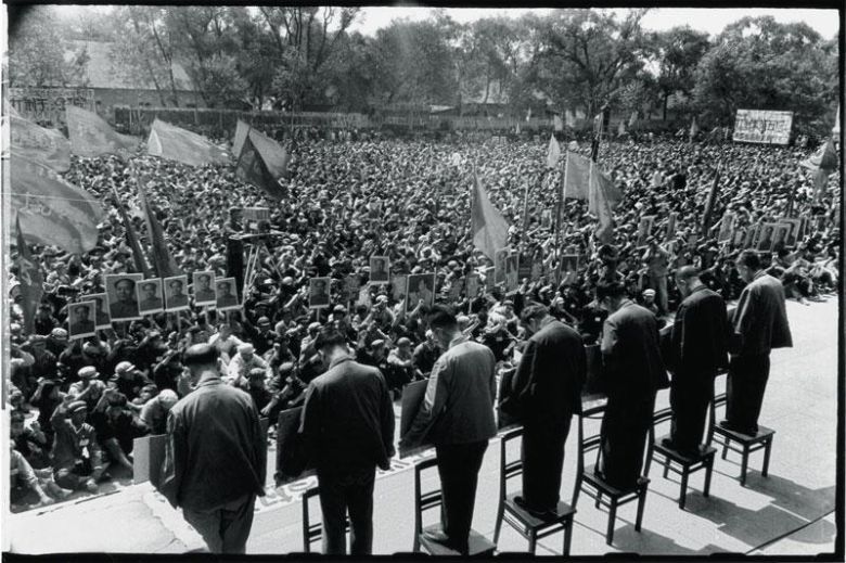 Publiczne upokorzenie wrogów klasowych podczas Rewolucji Kulturalnej, Chiny 1966