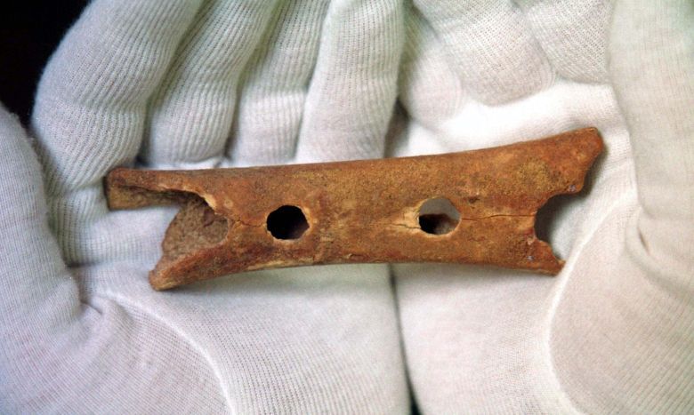 Neandertalski flet, to najstarszy instrument muzyczny na świecie (43 000 p.n.e.)