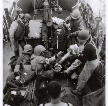 Ratownicy transportują rannego żołnierza, D-Day, plaża Omaha, 1944