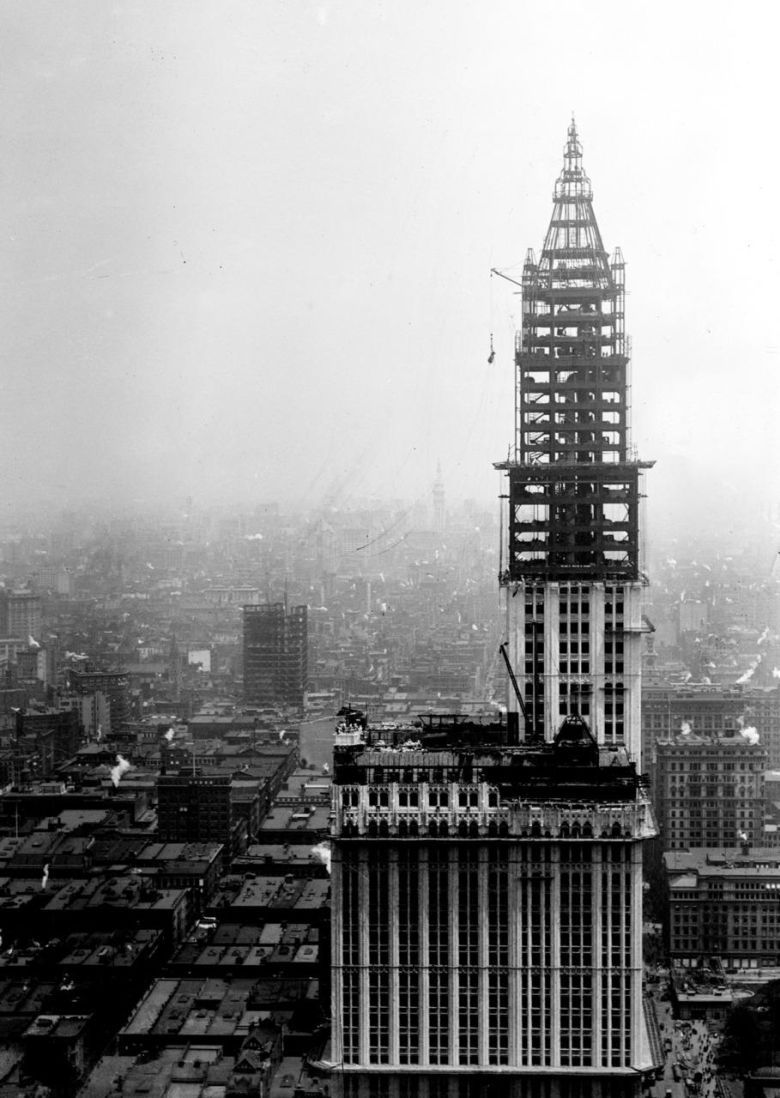 Budowa Woolworth Building jednego z najstarszych i najsłynniejszych drapaczy chmur w Nowym Jorku, 1912