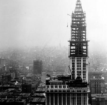 Budowa Woolworth Building jednego z najstarszych i najsłynniejszych drapaczy chmur w Nowym Jorku, 1912