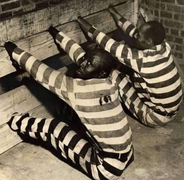 Dwóch mężczyzn w dybach w więzieniu hrabstwa Bibb, Georgia, USA 