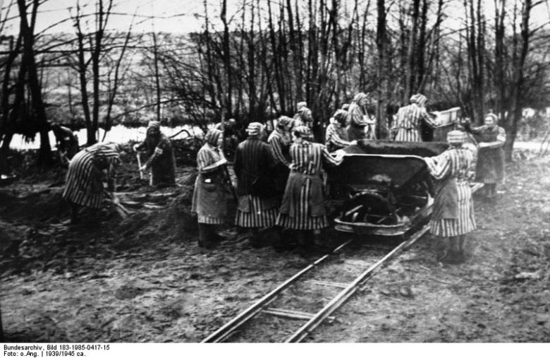 23 IX 1939 do niemieckiego obozu koncentracyjnego Ravensbrück przybył pierwszy transport Polek