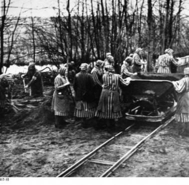 23 IX 1939 do niemieckiego obozu koncentracyjnego Ravensbrück przybył pierwszy transport Polek