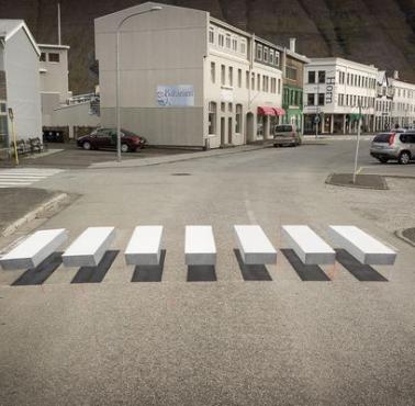 Iluzja optyczna, która wymusza reakcję kierowcy, zastosowana na jednym z przejściu dla pieszych na Islandii