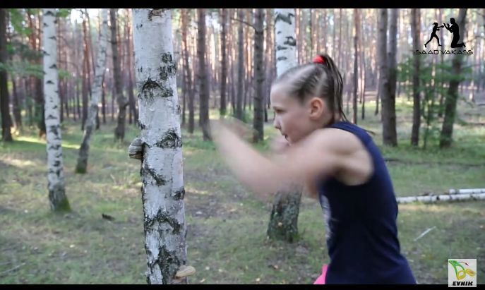 Evinka Sadvakasova z Kazachstanu ma zaledwie 9 lat, ale szybkość jej ciosu pozwala połamać brzozę! (wideo HD)