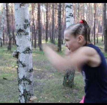 Evinka Sadvakasova z Kazachstanu ma zaledwie 9 lat, ale szybkość jej ciosu pozwala połamać brzozę! (wideo HD)