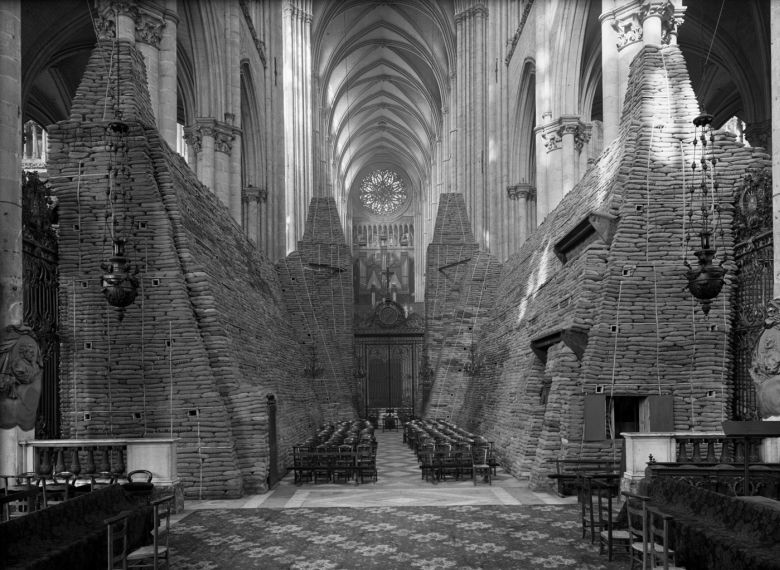 Zabezpieczone przed bombardowaniami wnętrze katedry Notre Dame, Amiens, Francja, 1940