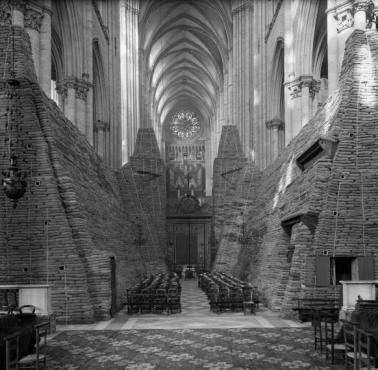 Zabezpieczone przed bombardowaniami wnętrze katedry Notre Dame, Amiens, Francja, 1940