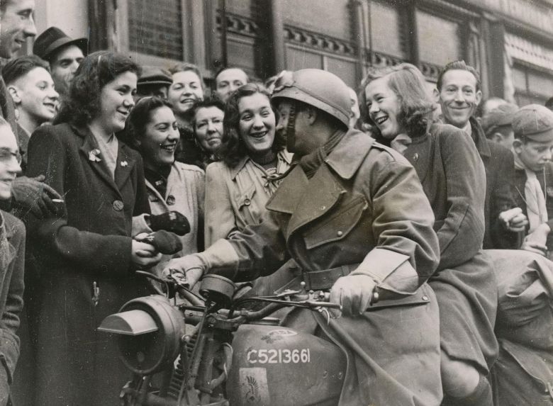 Polacy z 1 Dywizji Pancernej gen. Stanisława Maczka wyzwalają Bredę, Holandia, 1944