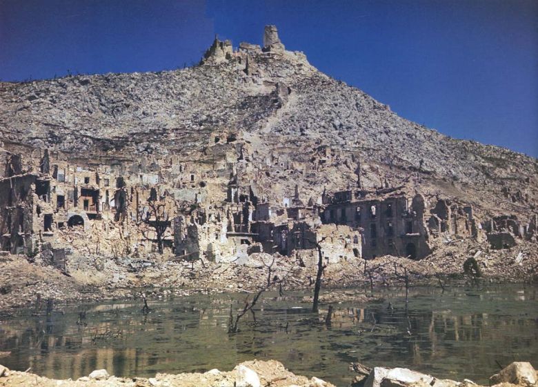 Opanowany przez Niemców, zbombardowany przez Aliantów i zdobyty przez Polaków klasztor na Monte Cassino, 1944