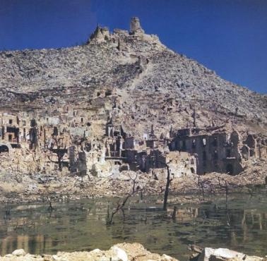 Opanowany przez Niemców, zbombardowany przez Aliantów i zdobyty przez Polaków klasztor na Monte Cassino, 1944