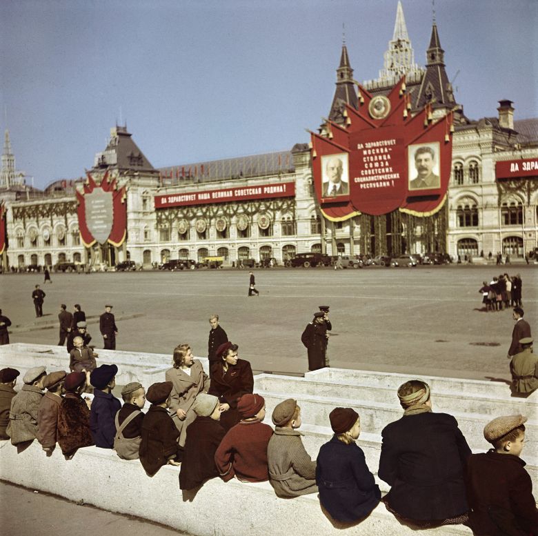 Grupa dzieci czeka na swoją kolejkę, aby zobaczyć mumię Lenina na Placu Czerwonym, 1947 
