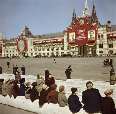 Grupa dzieci czeka na swoją kolejkę, aby zobaczyć mumię Lenina na Placu Czerwonym, 1947 