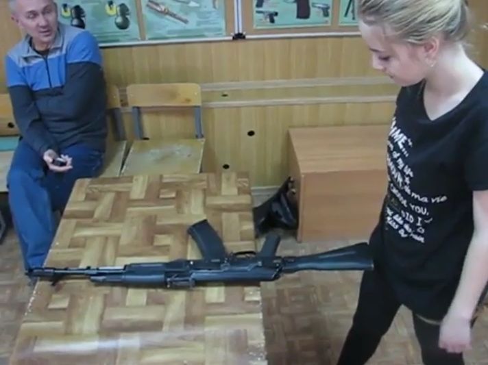 Demontaż i ponowny montaż karabinu AK-74 (potocznie znany jako Kałasznikow), czas 18,66 sekundy! (wideo)