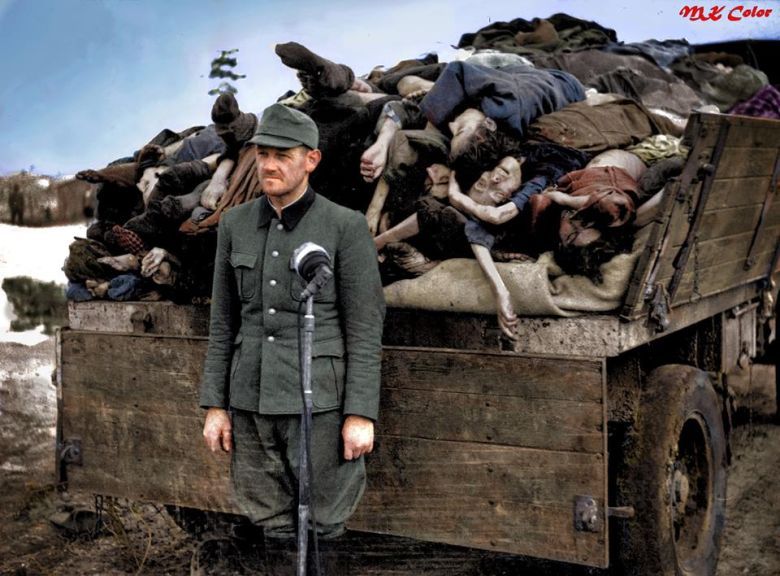 Niemiec Franz Hößler stoi przed ciężarówką przewożącą ciała więźniów z obozu