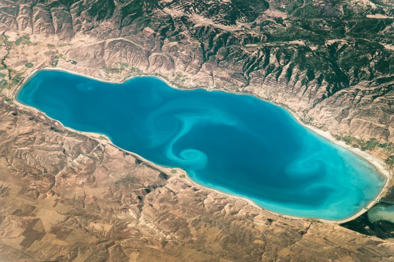 Jezioro niedźwiedzie na granicy stanu Utah i Idaho (USA), ujęcie z Międzynarodowej Stacji Kosmicznej