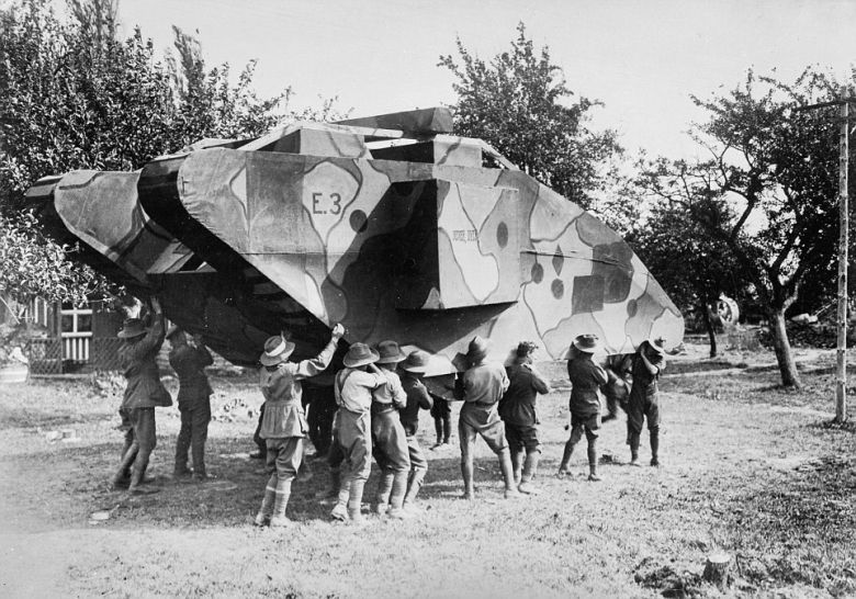 Australijscy żołnierze przenoszą drewnianą makietę czołgu przed atakiem na linię Hindenburga, 1918