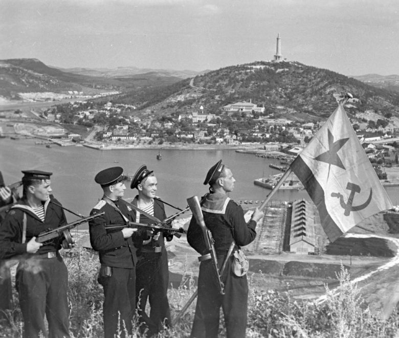 Rosjanie łamią zawarty kilka lat wcześniej układ o nieagresji z Japonią i zdobywają port Port Artur, 1945