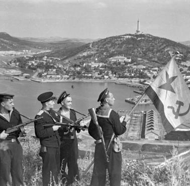 Rosjanie łamią zawarty kilka lat wcześniej układ o nieagresji z Japonią i zdobywają port Port Artur, 1945