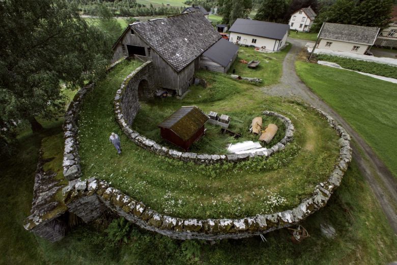 Kamienna rampa służy do załadunku materiału na drugie piętro obory