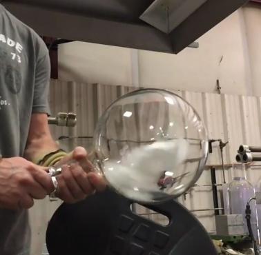 Szklane naczynie można wyczyścić sprężonym powietrzem, całkiem sprawnie to wygląda ... (wideo)