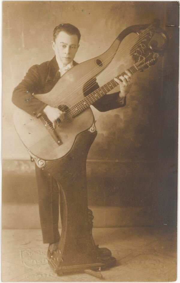 Pasquale Taraffo i jego harfo - gitara, 1910