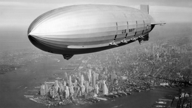 Amerykański sterowiec USS Macon nad Manhattanem, 1933