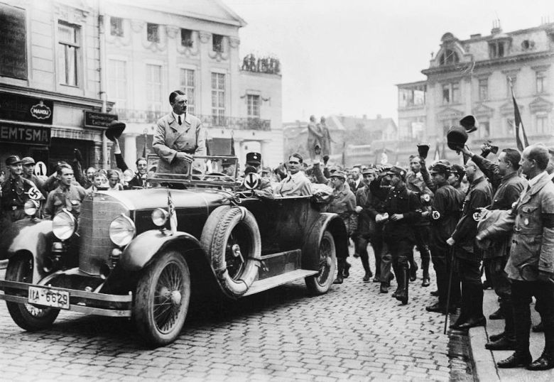 Przyszły kanclerz Niemiec Adolf Hitler entuzjastycznie witany w Weimarze, 1926
