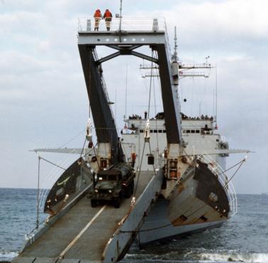 Okręt desantowy typu Newport USS Frederick podczas wyładunku sprzętu, 1982