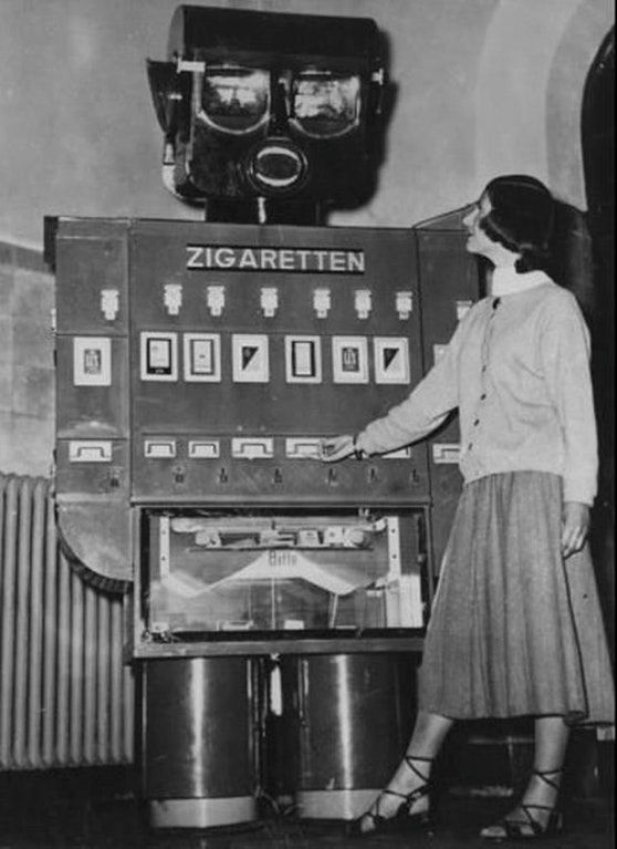 Niemiecki automat przeznaczony do sprzedaży papierosów, informował również o nowościach, pogodzie i wydarzeniach sportowych,1955