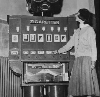 Niemiecki automat przeznaczony do sprzedaży papierosów, informował również o nowościach, pogodzie i wydarzeniach sportowych,1955