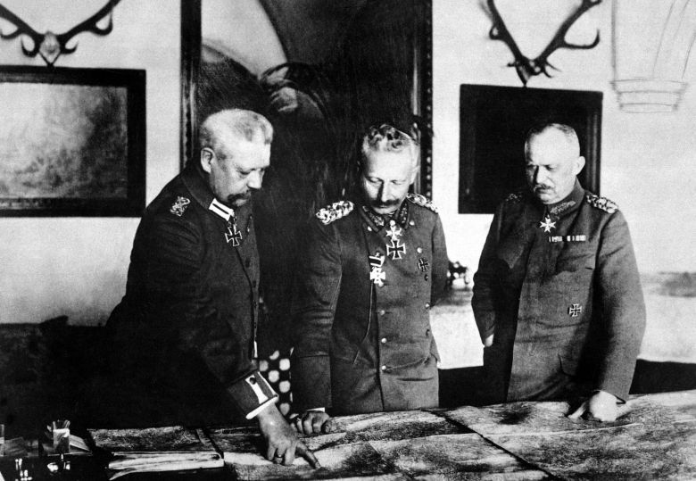 Paul von Hindenburg, cesarz Wilhelm II, Erich Ludendorff w siedzibie Sztabu Generalnego, styczeń, 1917